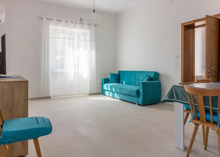 Vakantiehuis Guesthost Peaceful In With Garden Berchiddeddu